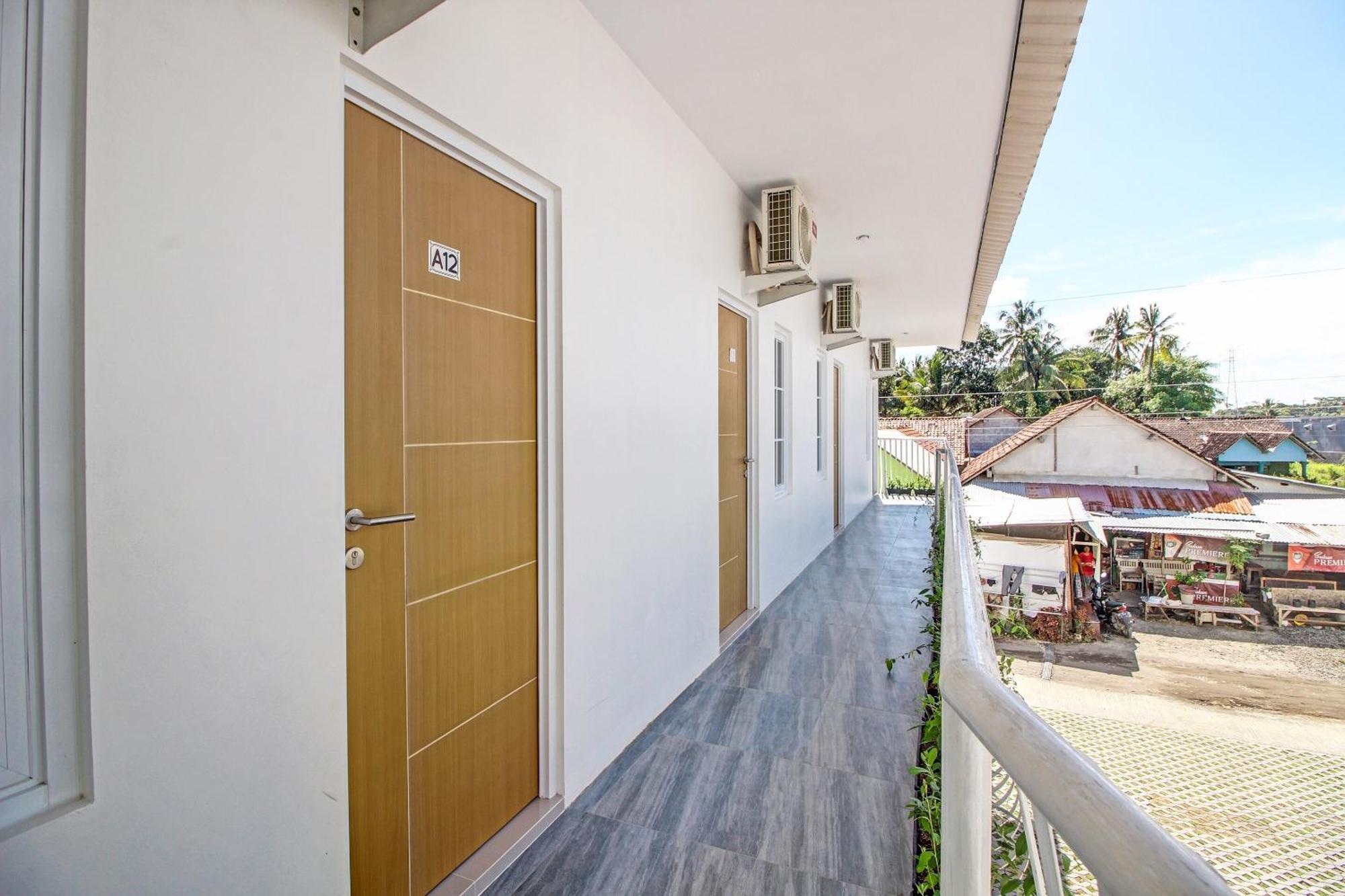 Super Oyo Collection O 92363 Kp Inn Yogyakarta Bagian luar foto